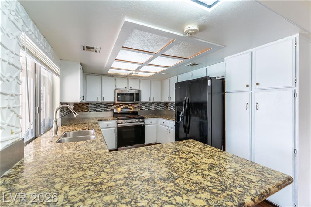 Kitchen with granite breakfast bar